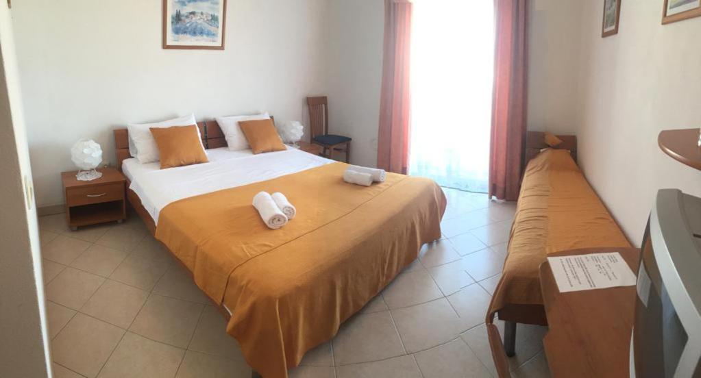 Dreibettzimmer mit Balkon