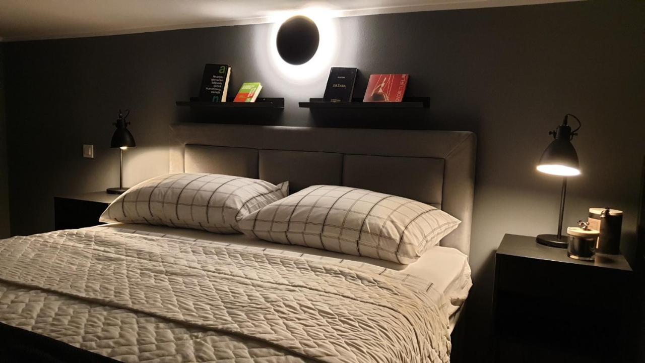 One-Bedroom Apartment,1054290409:JPEG