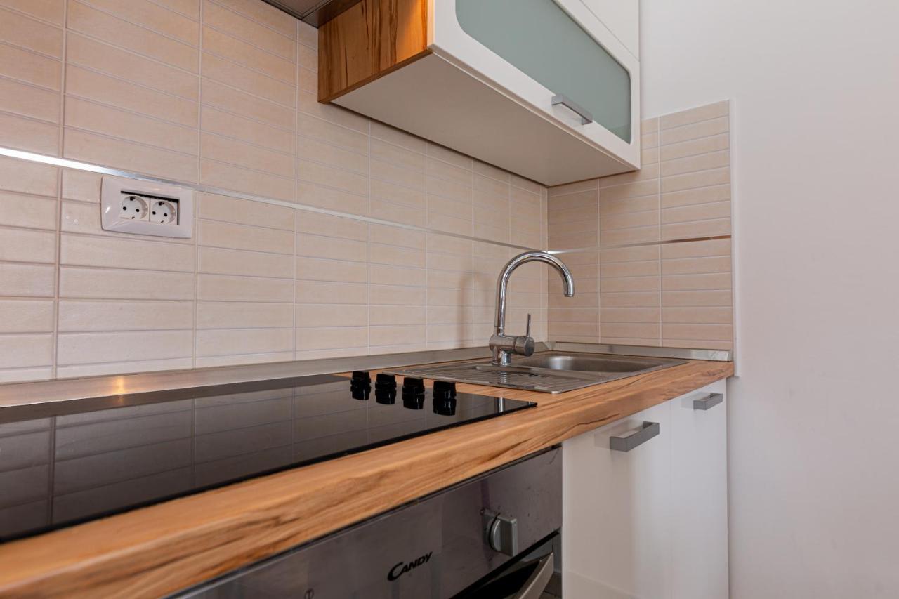 Studio Apartment with Balcony,1118373600:JPEG