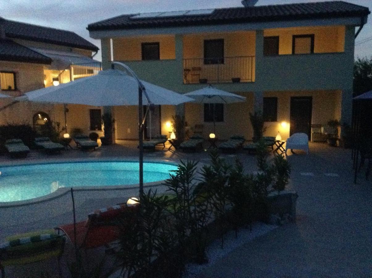 Zimmer mit Queensize-Bett und Poolblick