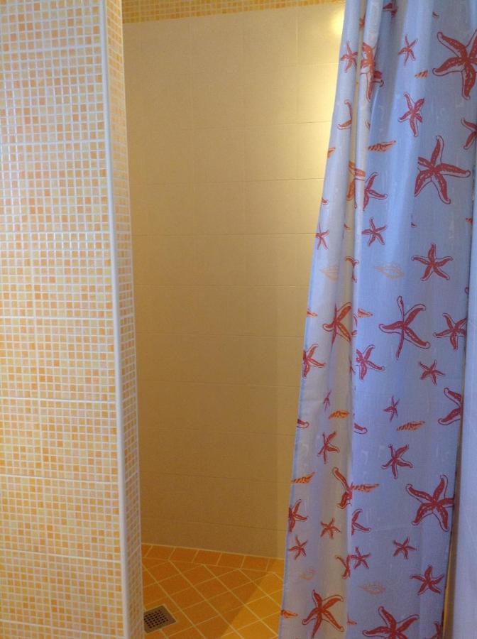 Dreibettzimmer mit Poolblick