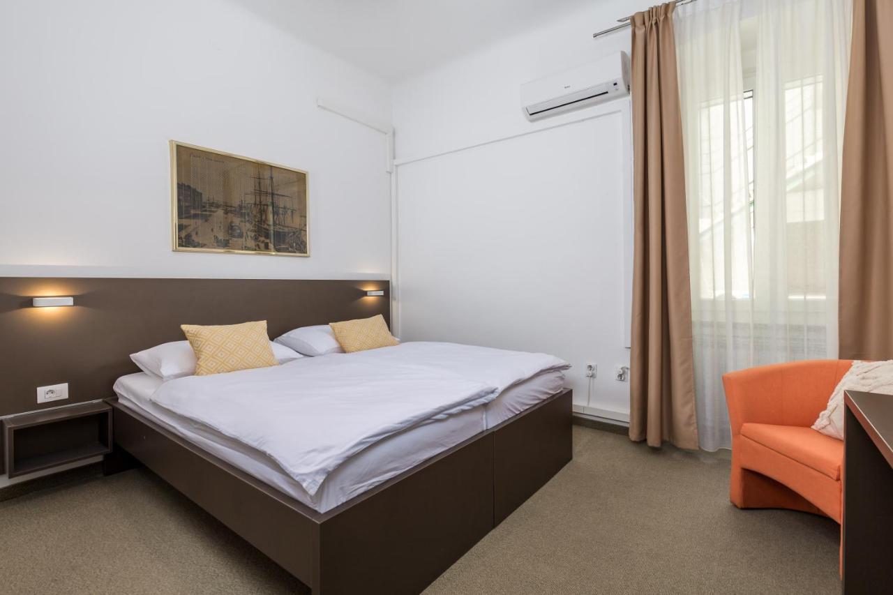 Zimmer mit Kingsize-Bett