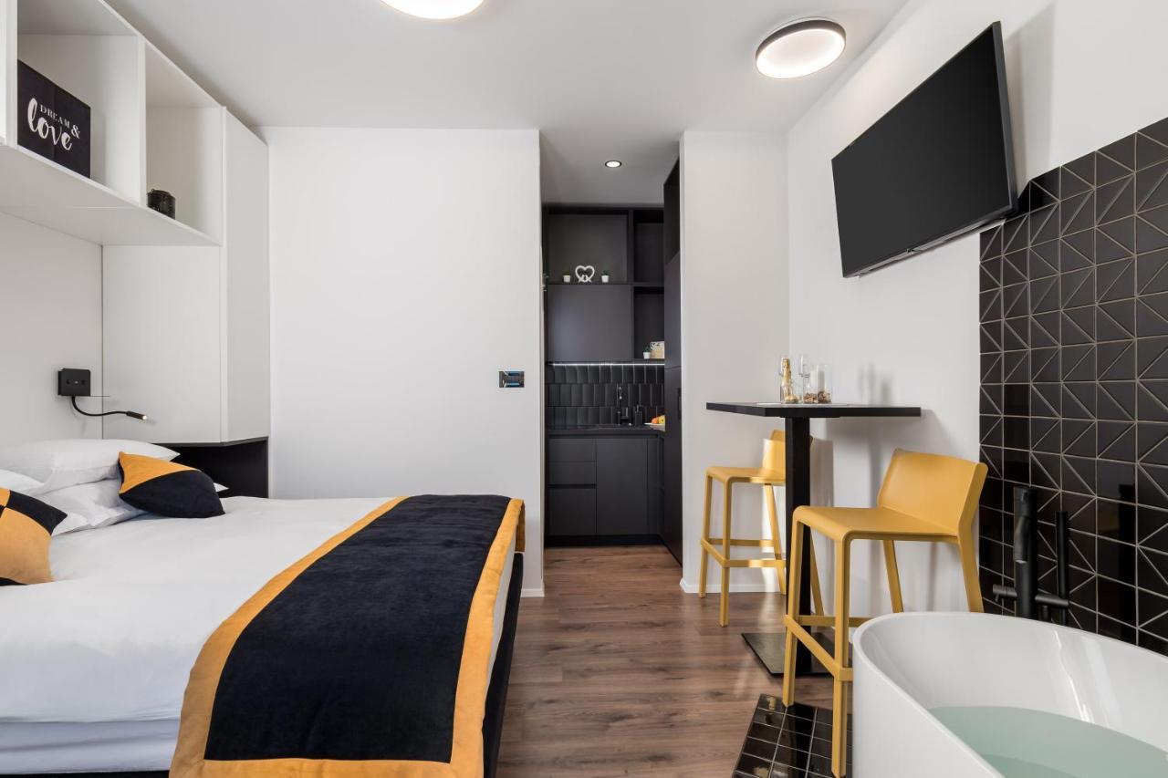 Deluxe Double Room Bath