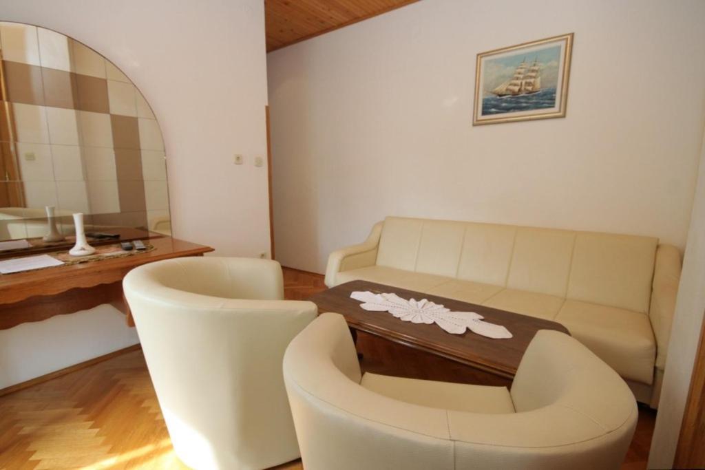 Appartamento con 2 Camere da Letto, Balcone e Vista mare