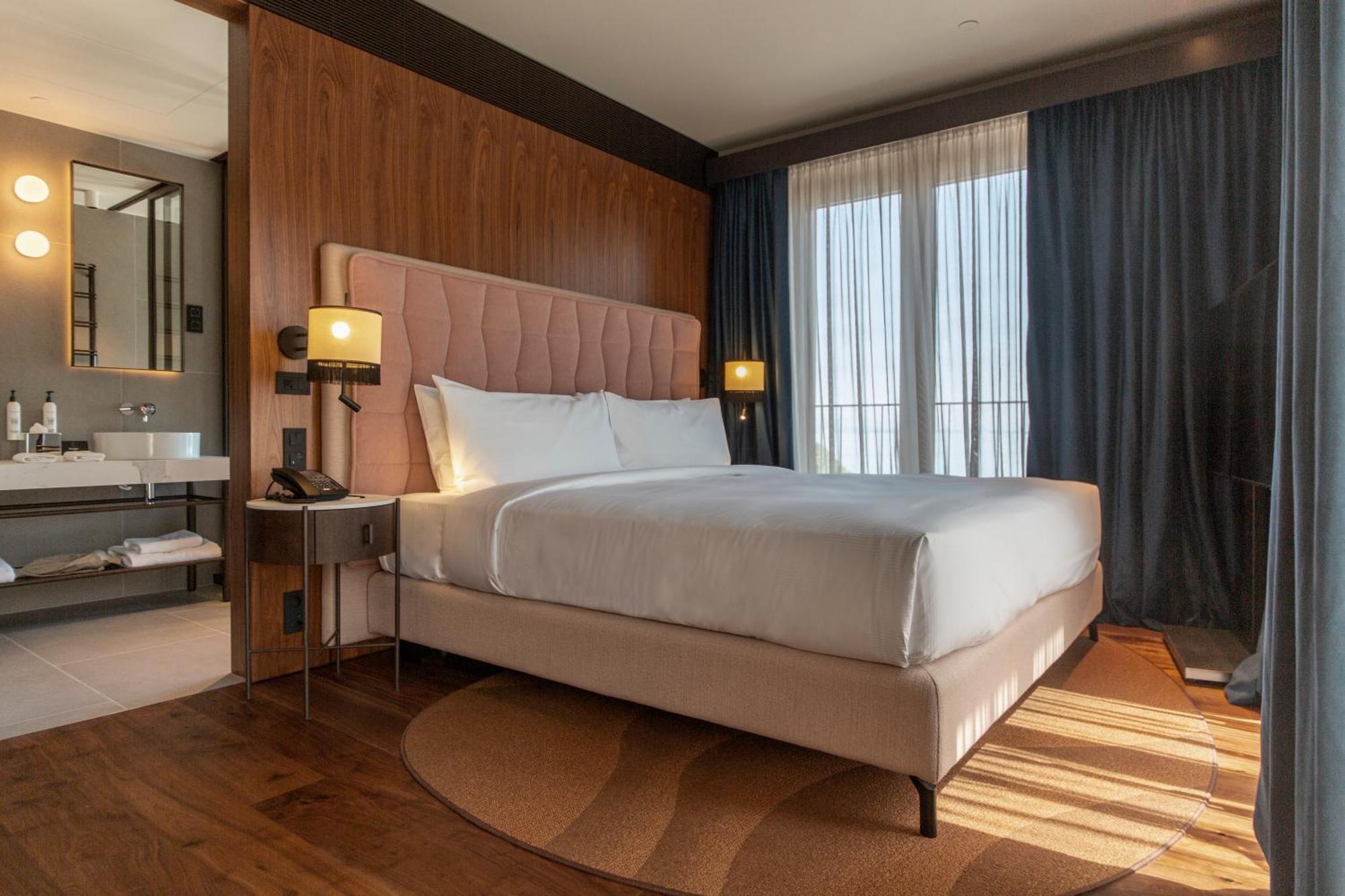Corner King Room