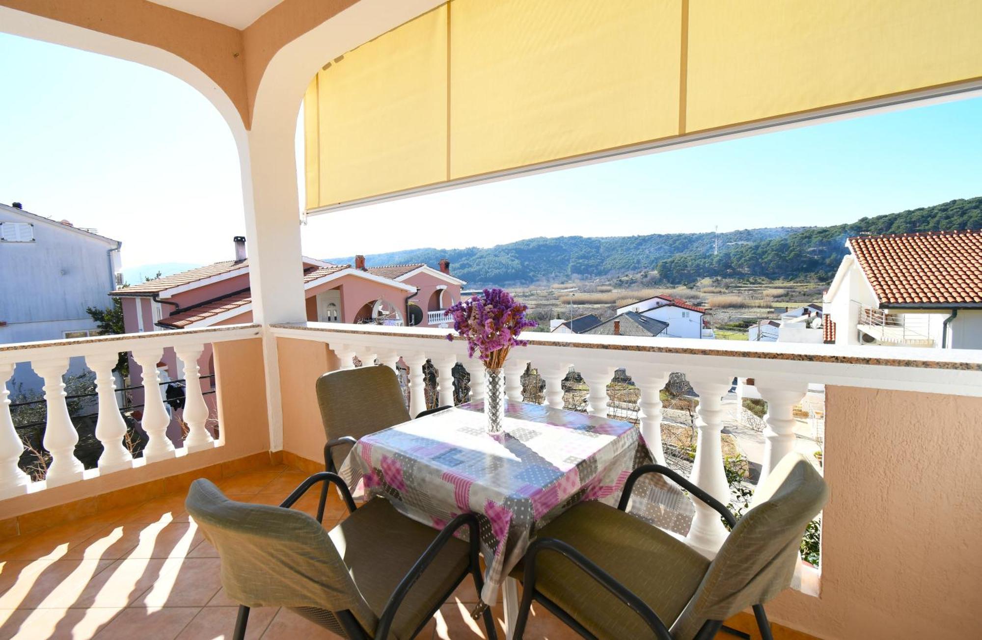 Apartment mit Balkon
