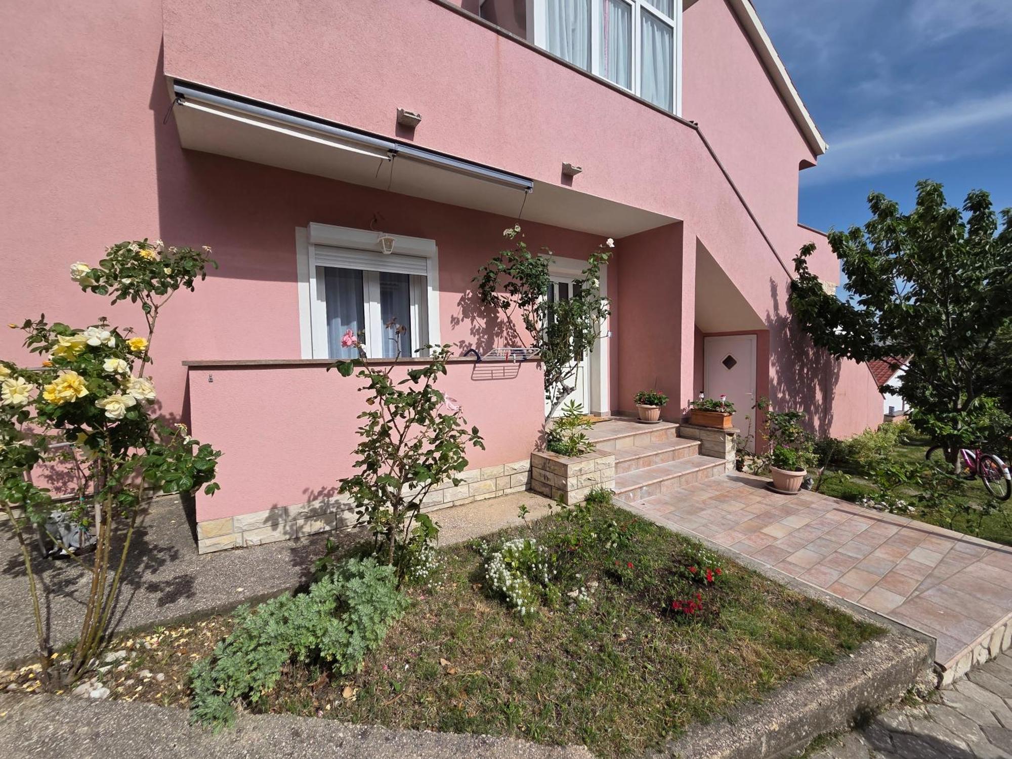 One-Bedroom Apartment with Balcony,1666050509:JPEG