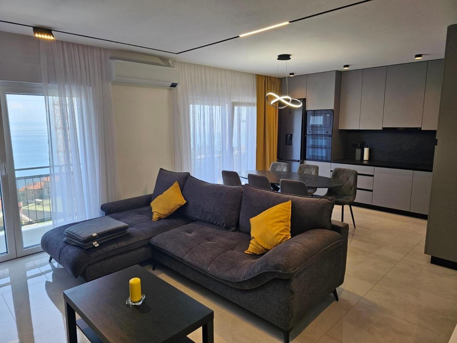 Two-Bedroom Apartment Terrace Sea View