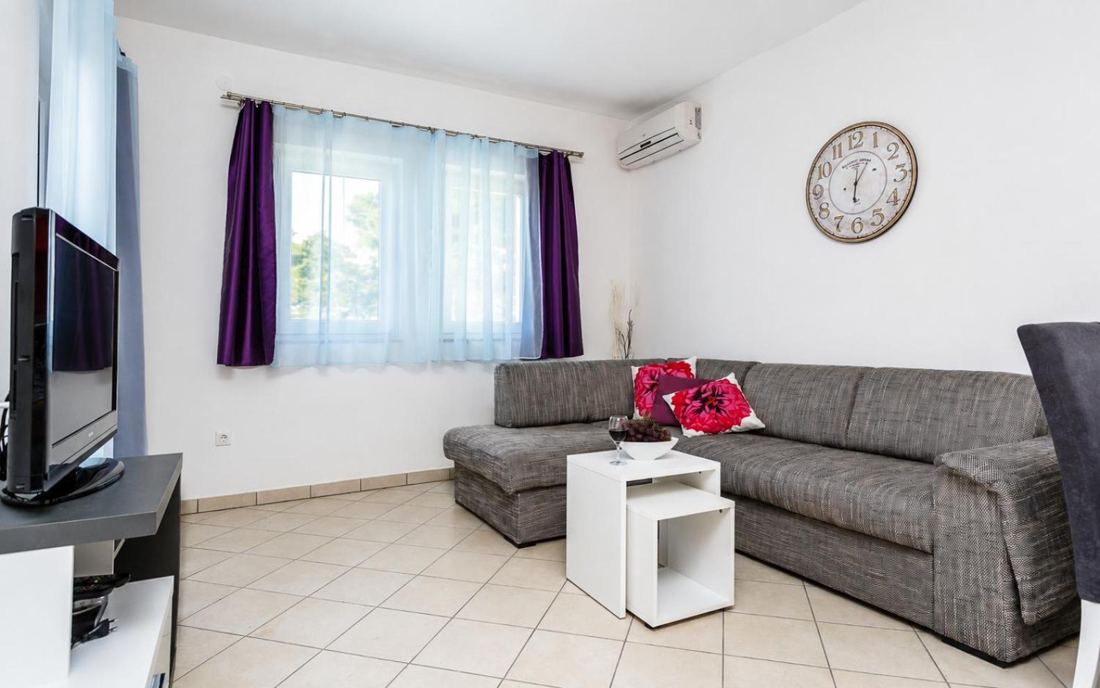 Superior Comfort One-Bedroom Apartment Sea View Balcony