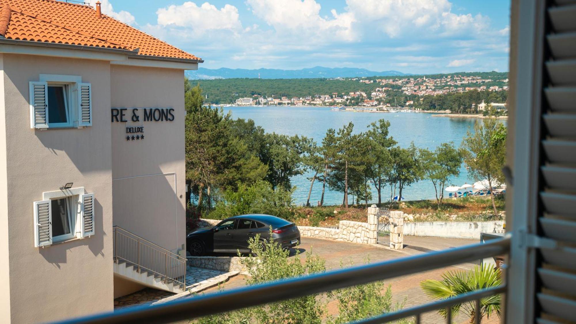 Comfort One-Bedroom Apartment Sea View Balcony