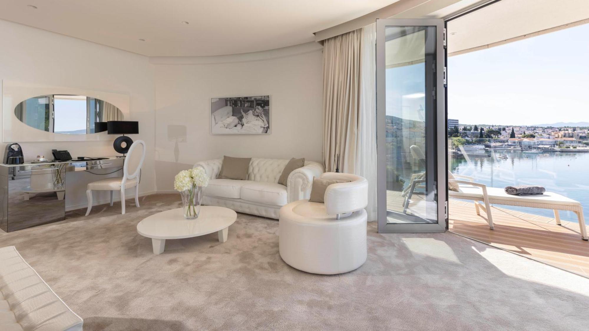 Deluxe Suite mit Balkon und Meerblick
