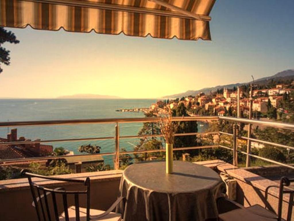 Apartamento de 1 dormitorio con balcón y vistas al mar