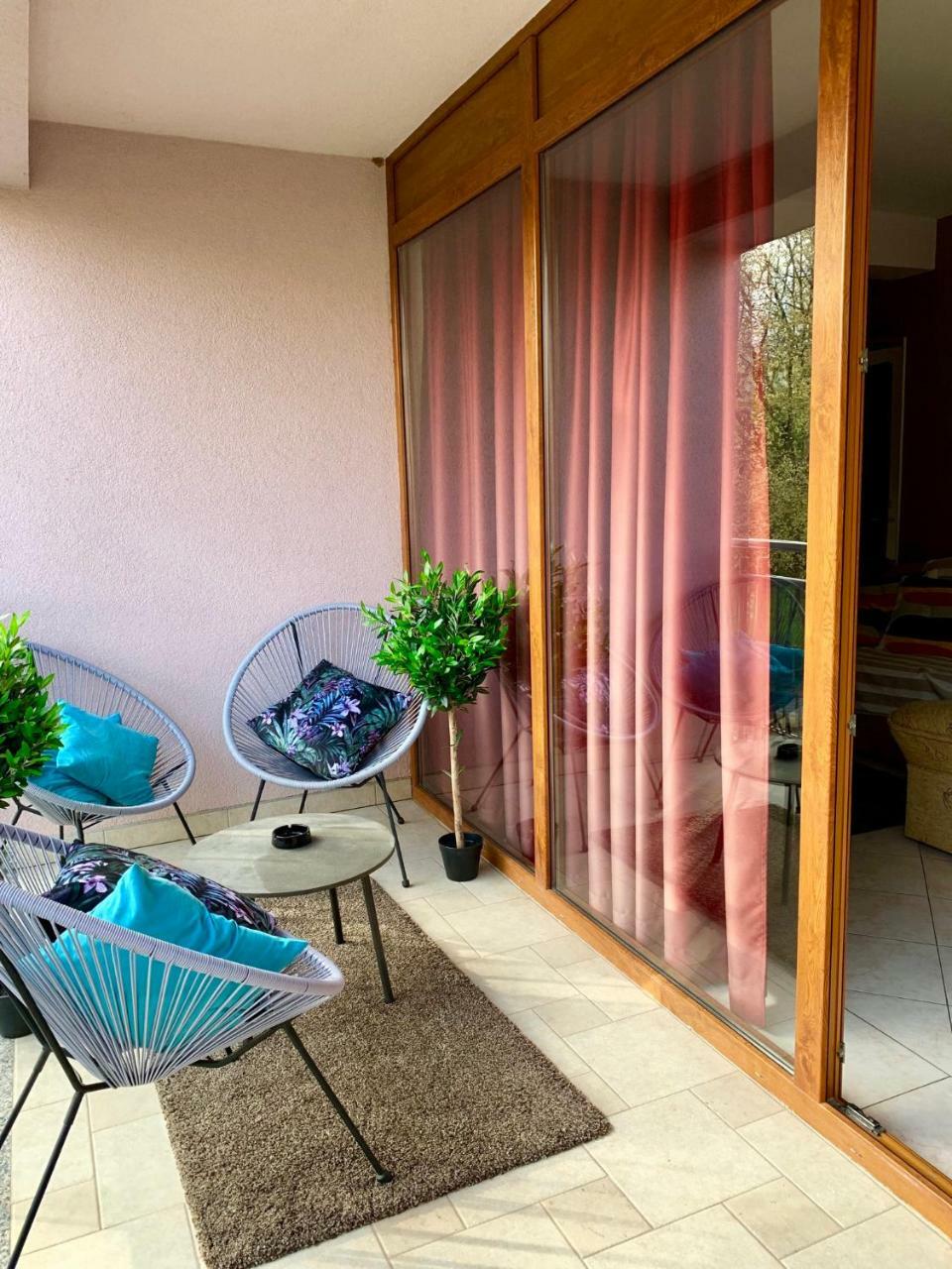 One-Bedroom Apartment,784080060:JPEG