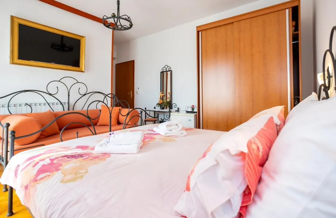Guesthouse Villa Maria-1