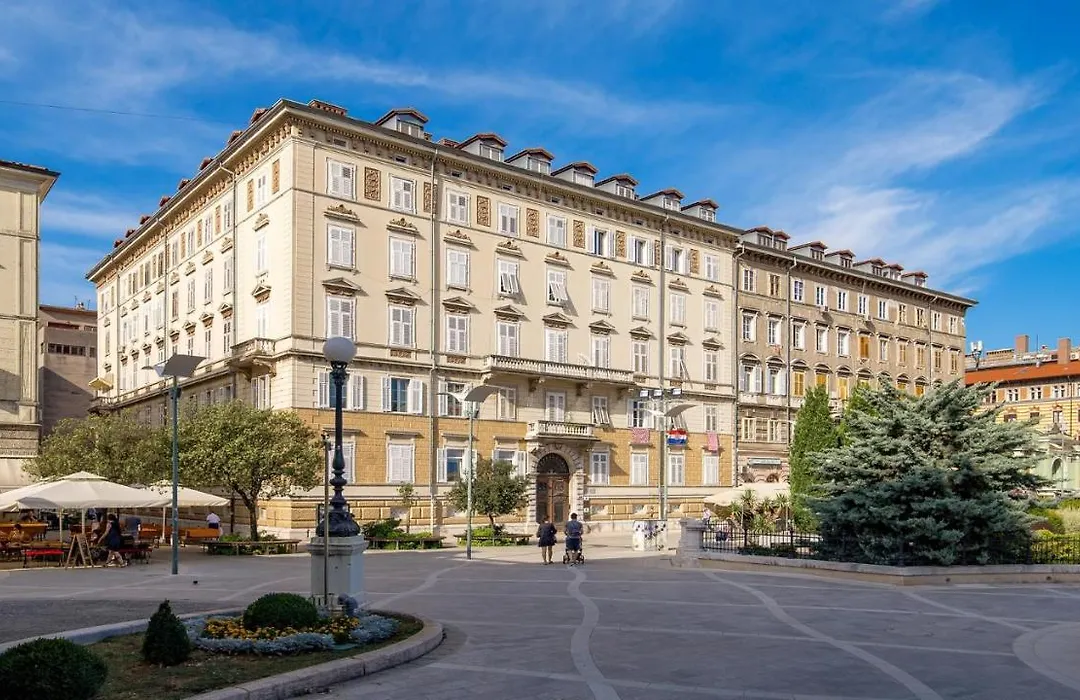 Apartments Art Teatro-1