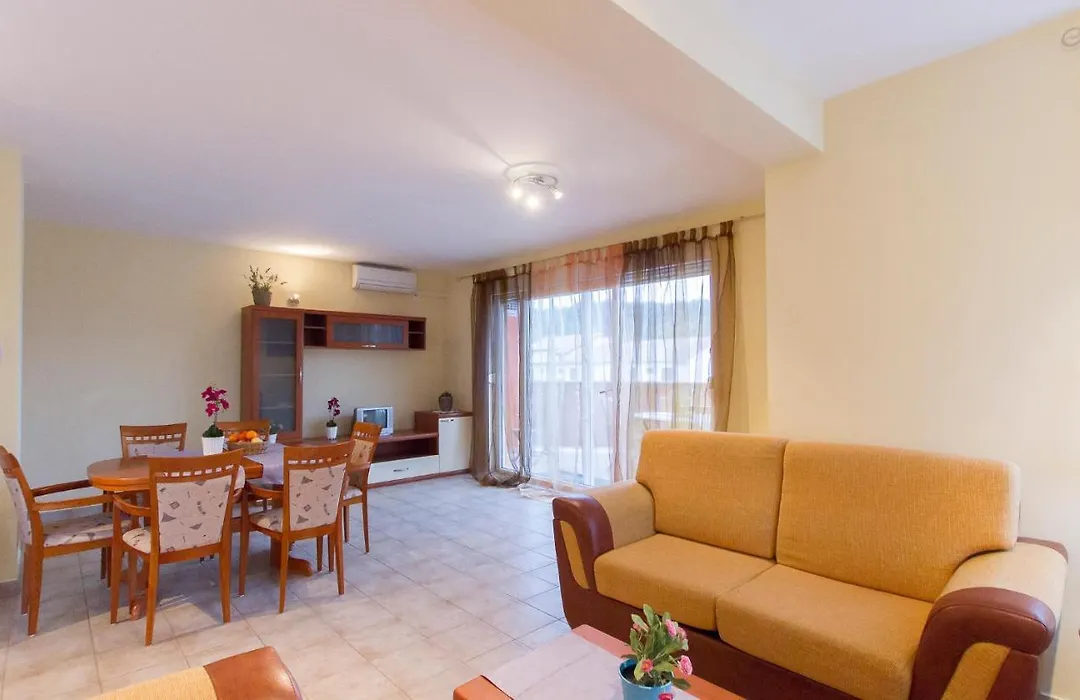 Beautiful Home In Palit With 4 Bedrooms And Wifi-1