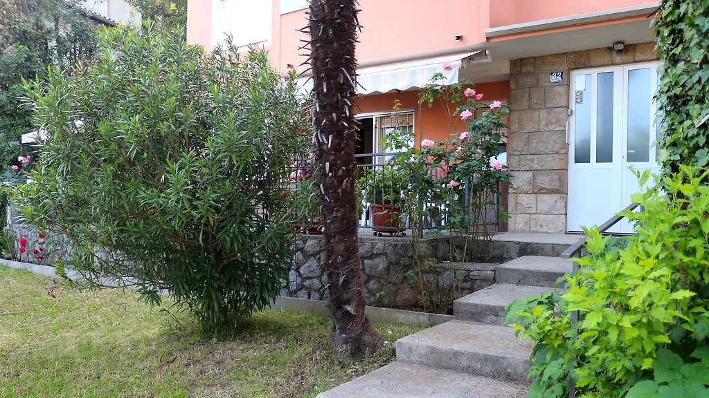 Green Garden Apartment-1