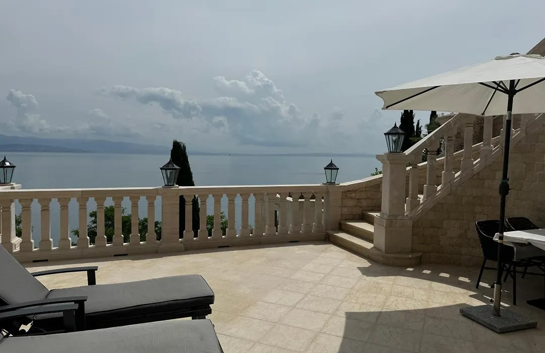 Villa Isabella - Luxury With Style Right Next To The Beach, Private Pool And Sea View-1
