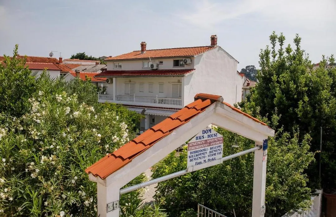 Seaside Oasis: Family-Friendly Apartments with Pool and Amenities-1