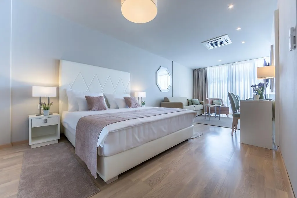Apartments & Rooms Preelook-1