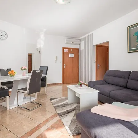 Summer Breeze Apartment With A Pool-2