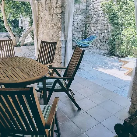 Rector'S Villa - Charming Retreat In Old Town With Jacuzzi In Private Courtyard-3