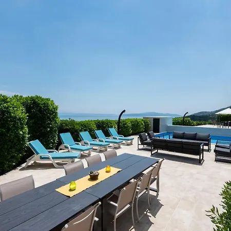Luxury Villa Vista With Pool And Sea View-3
