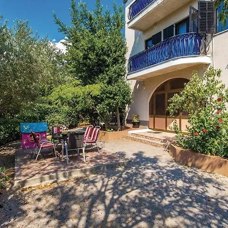 Rooms Croatia With Parking, Kitchen And Dining Area For Guests-3