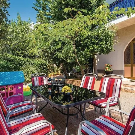Rooms Croatia With Parking, Kitchen And Dining Area For Guests-2