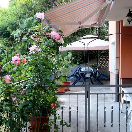 Green Garden Apartment-3