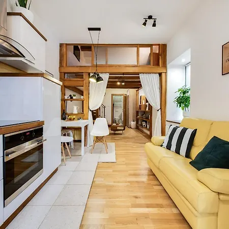 La Guardia Apartment With Private Parking-2