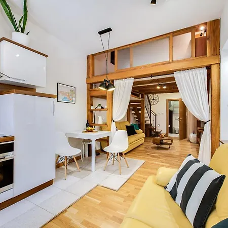 La Guardia Apartment With Private Parking-3