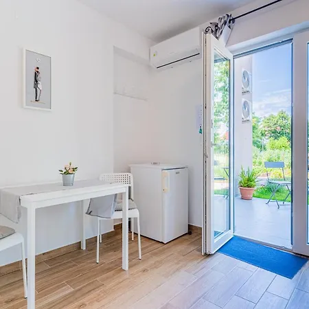 New 4 Star Room M&A In Town Cres-2