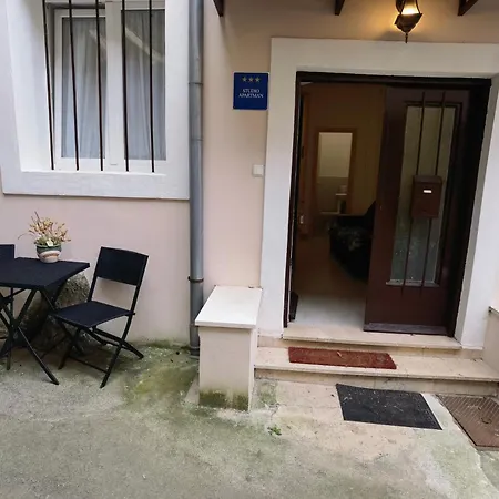 Apartment Zlatko , Ten Steps To The Sea-2