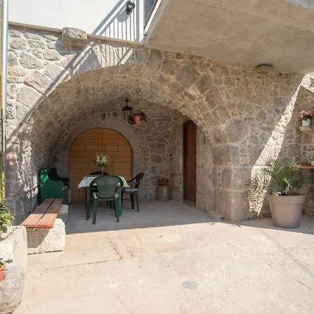 House Mari-2