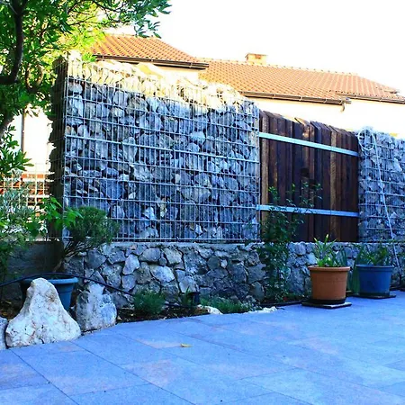 Apartment Surfer'S Lodge Near Beach And Old Town Krk-3