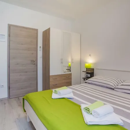 Room Elelina-2