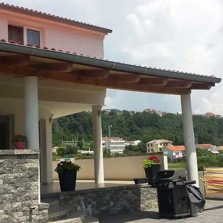 Nina Villa-2
