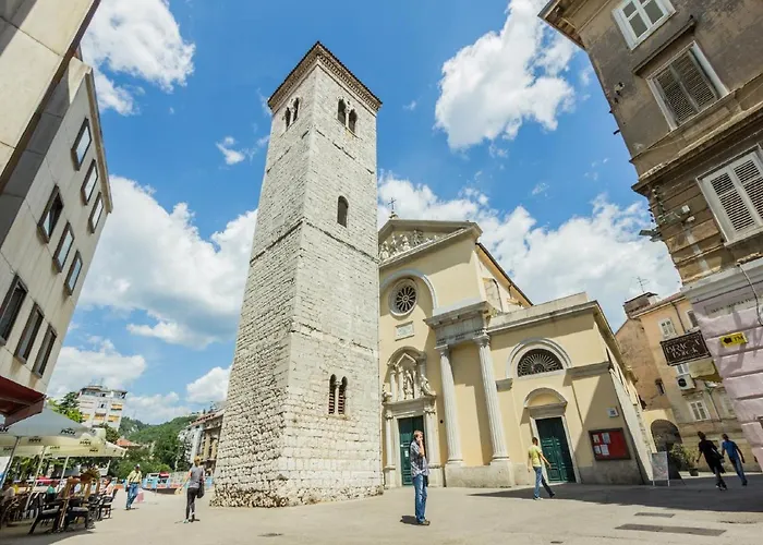 Pet friendly La Guardia Apartment With Private Parking Rijeka