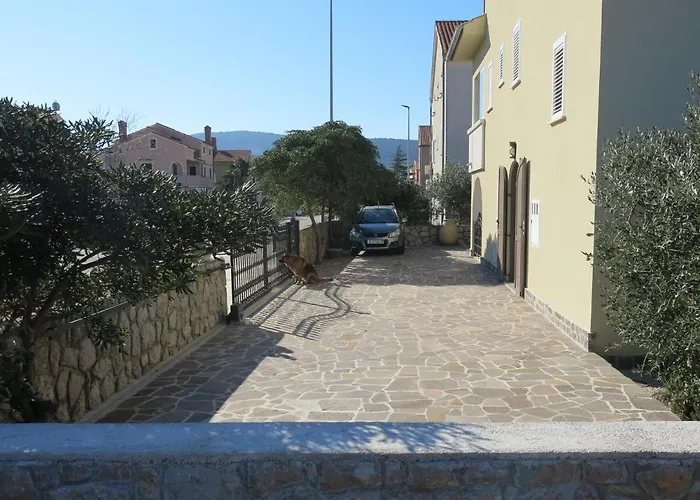 Apartments Rea Cres