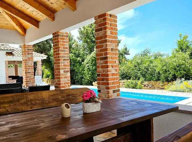 Holiday Homes Sintija Kampor with Pool