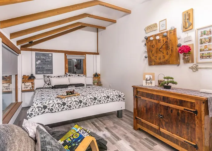 Cozy Home In Punat With Sauna con Piscina