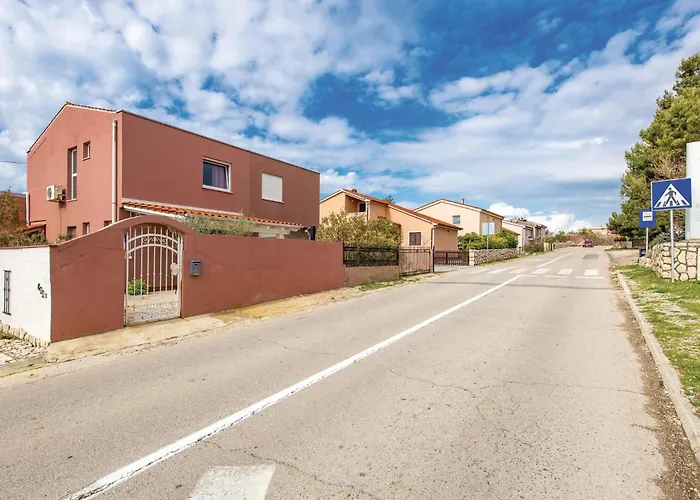 3 Bedroom Lovely Home In Rab Rab Town