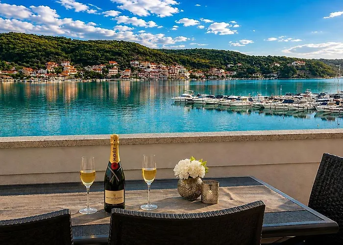 Pet friendly Apartments Anica Supetarska Draga