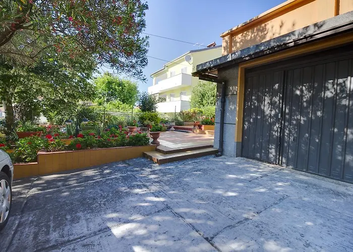 Apartments Oleander - Near Beach & Old Town With Parking Mali Lošinj